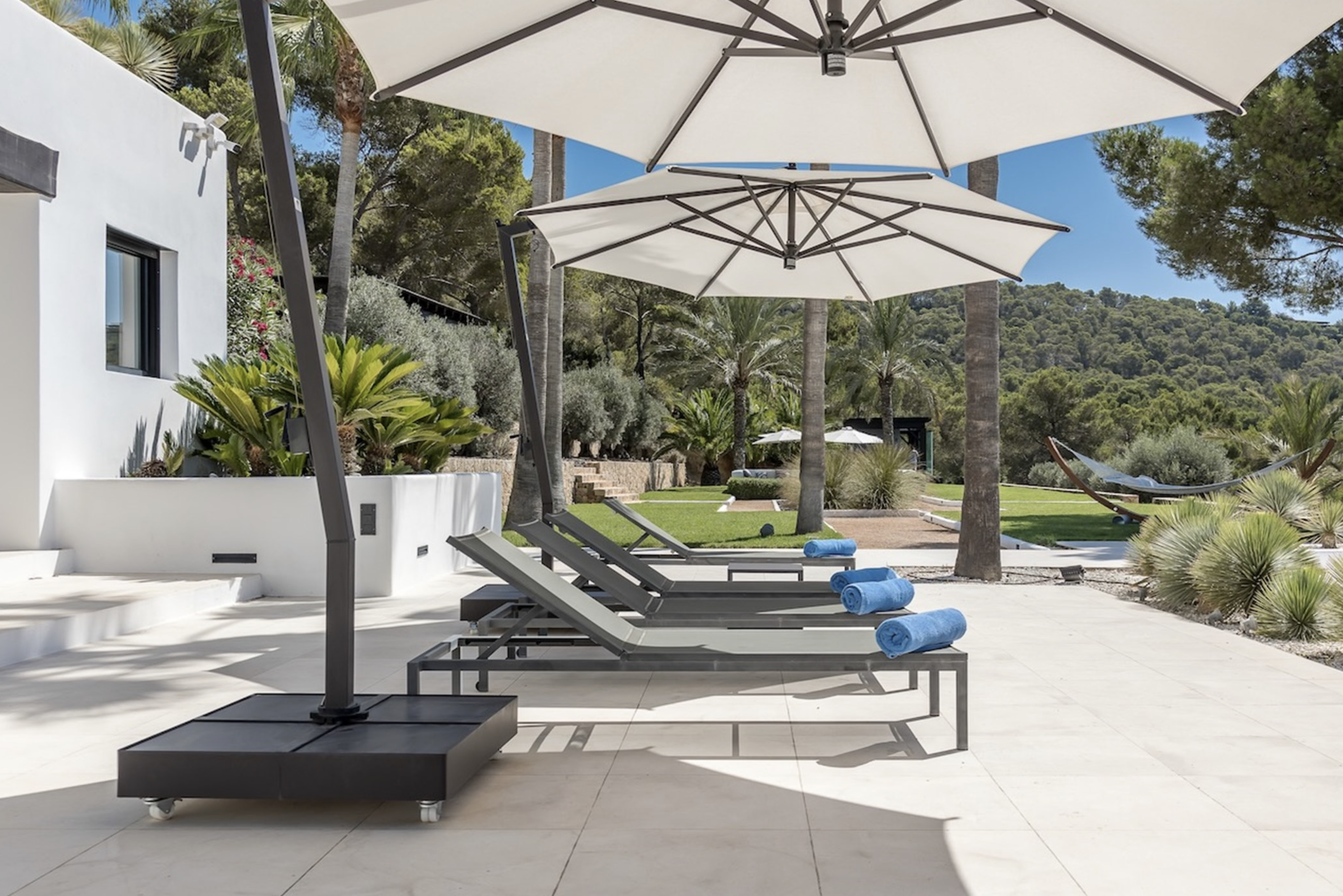 Resa Estates can nemo luxury villa Pep simo day beds.png